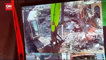 VIDEO: Update Evakuasi Ponpes Ambruk: 10 Tewas, 53 dalam Pencarian