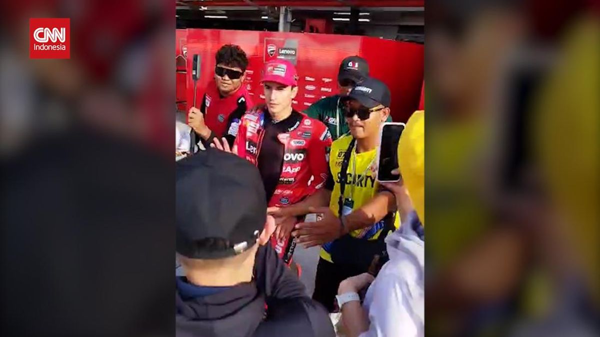 VIDEO: Marquez 'Dikepung' Fans Usai Highside di MotoGP Mandalika
