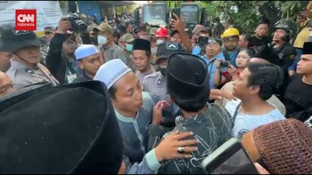 VIDEO: Wali Santri Paksa Masuk Area Evakuasi Gedung Ponpes Ambruk