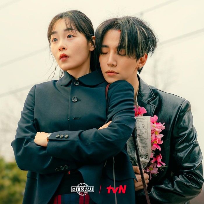 Typhoon Family mengisahkan perjalanan Kang Tae Poong (Lee Junho), CEO muda yang berjuang mempertahankan perusahaan kecil peninggalan sang ayah di tengah krisis ekonomi IMF di Korea Selatan pada tahun 1997.