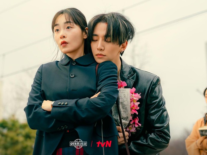 Typhoon Family mengisahkan perjalanan Kang Tae Poong (Lee Junho), CEO muda yang berjuang mempertahankan perusahaan kecil peninggalan sang ayah di tengah krisis ekonomi IMF di Korea Selatan pada tahun 1997.