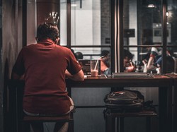 Viral Biaya Keheningan saat Makan di Resto Sepi, Apa Maksudnya?