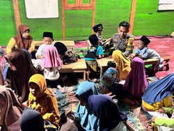 Pak Bhabin Kradenan Beri Al-Quran hingga Sembako ke Anak-anak Ngaji Grobogan