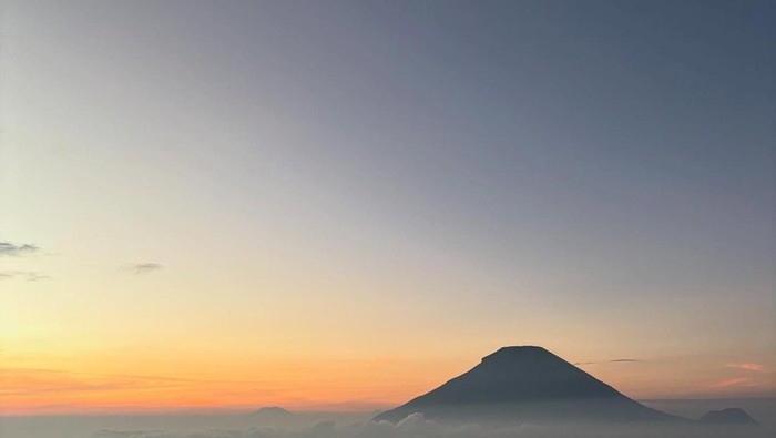 Bukit Sikunir dikenal sebagai spot terbaik melihat sunset. Bukit ini juga dijuluki Negeri di atas Awan/Foto: instagram.com/imarlinda08