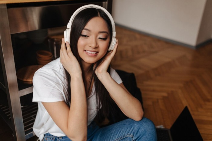 Ada beberapa cara untuk mengurangi PCD, mulai dari istirahat cukup hingga konsumsi makanan sehat. Menurut ahli, mendengarkan musik kembali juga bisa membantu memulihkan mood./ Foto: freepik.com/lookstudio