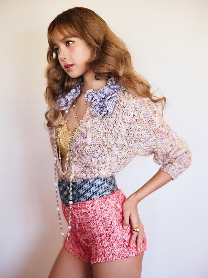 Dalam wawancara dengan ELLE, Lisa pernah cerita soal gaya personalnya. Ia mengaku suka aksesoris besar seperti anting silver dan leather outfit. Gaya itu membuatnya percaya diri./Foto: Instagram.com/lalalalisa_m