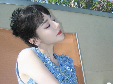Potret Dilraba Dilmurat Salah Satu Perempuan Tercantik Dunia Hadiri Paris Fashion Week
