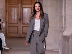 Klan Beckham Kompak Dukung Victoria di Paris Fashion Week, Kecuali Brooklyn