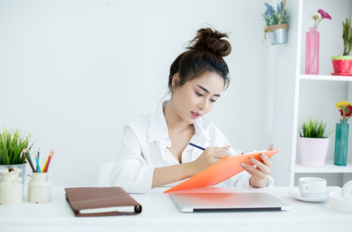 Gemini selalu dipenuhi ide dan pikiran yang berjalan cepat. Karena itu, mereka pun nggak bisa diam dan selalu bergerak mengikuti rasa penasaran./ Foto: freepik.com/jcomp