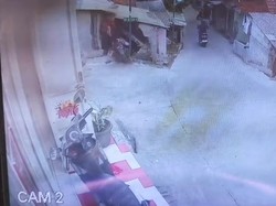 Viral Ibu-ibu Bawa Motor Tabrak Bangunan hingga Hancur di Bogor