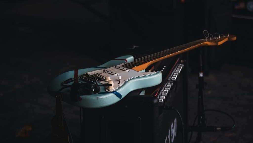 Rekomendasi Gitar Elektrik Terlaris: Benston, Donner, dan KAWES untuk Pemula Rekomendit