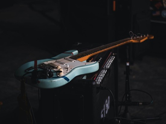 Rekomendasi Gitar Elektrik Terlaris: Benston, Donner, dan KAWES untuk Pemula