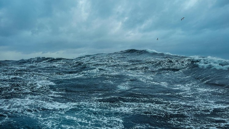 Ilustrasi laut Fishing boat sailing out at rough sea shot with mobile phone onboard