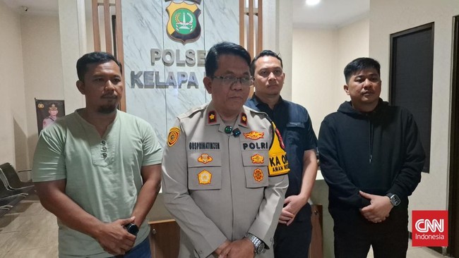 Anggota Kepolisian bersitegang dengan sejumlah debt collector setelah penagih yang dijuluki 'mata elang' itu melakukan penarikan paksa kendaraan warga.