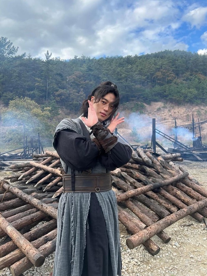 Lee Joo Ahn lahir pada 24 Januari 1996 di Yangsan, Korea Selatan. Ia pertama kali muncul di layar lewat SKY Castle (2018) dan sejak itu aktif dalam berbagai drama, termasuk Save Me 2, Sweet Munchies, True Beauty, Youth of May, hingga Love Song for Illusion.