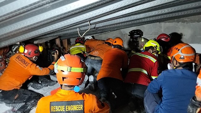 Korban Tewas Ponpes Ambruk Terus Bertambah, Kini Total 28 Proses evakuasi korban ambruknya bangunan di Pondok Pesantren Al Khoziny, Sidoarjo, terus berlangsung selama 24 jam.