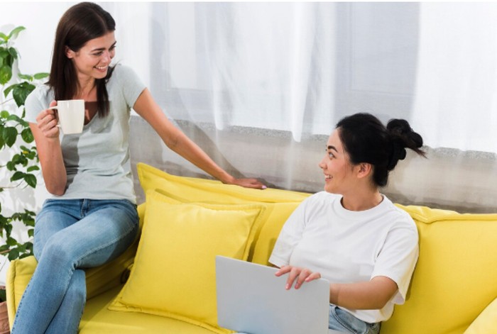 Banyak orang dewasa enggan memulai percakapan, padahal interaksi kecil bisa mengurangi rasa kesepian. Menurut penelitian, bahkan percakapan santai dengan orang asing mampu meningkatkan rasa kebersamaan./ Foto: freepik.com