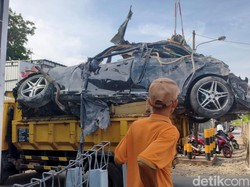 Mobil Mercy Dievakuasi dari Reruntuhan Ponpes di Sidoarjo