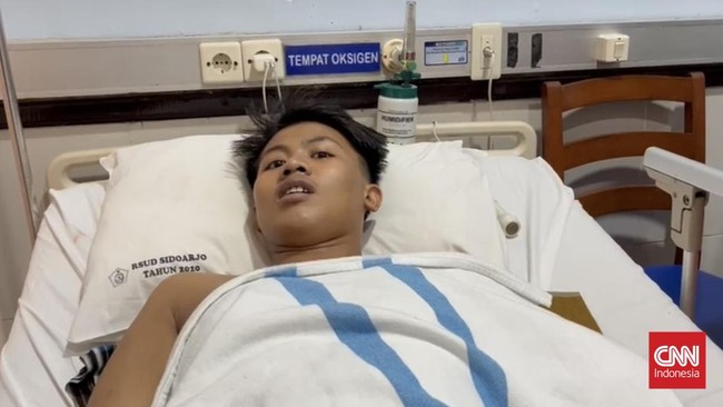 Ahmad hanya bisa teriak meminta tolong, di antara rasa sakit luar biasa dari tangan kirinya yang terjepit reruntuhan beton.