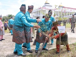 Aksi Tanam Pohon Polres dan Pemkab Rohil di HUT ke-26 Negeri Seribu Kubah