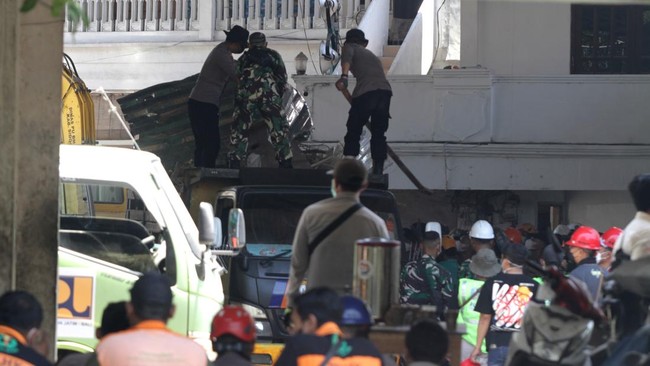 Tim SAR Buka Akses ke Tengah Runtuhan Ponpes, Diduga Banyak Korban Inbox