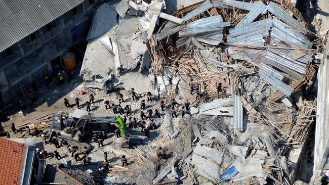Beton Ponpes Sidoarjo Ambruk Nempel Gedung Lain, Ahli ITS Ikut Turun Proses evakuasi korban Pondok Pesantren Al Khoziny Sidoarjo menghadapi kendala yakni beton bangunan runtuh menempel gedung lain.