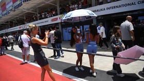 Keseruan Penonton 'Sultan' di Pit Lane Walk MotoGP Mandalika 2025