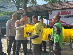 Perkuat Kamtibmas, Polres Kepulauan Seribu Berbagi dengan Ojol