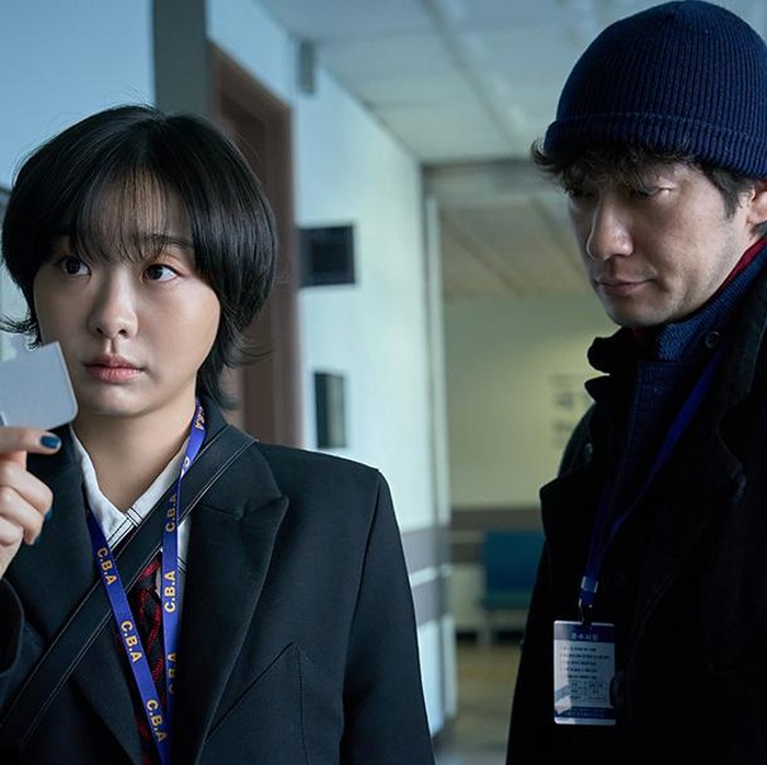Nine Puzzles menjadi proyek comeback perdana Kim Da Mi di tahun 2025 yang telah tayang Mei lalu. Bersama dengan aktor Son Suk Ku, sang aktris memerankan karakter profiler bernama Yoon Yi Na.