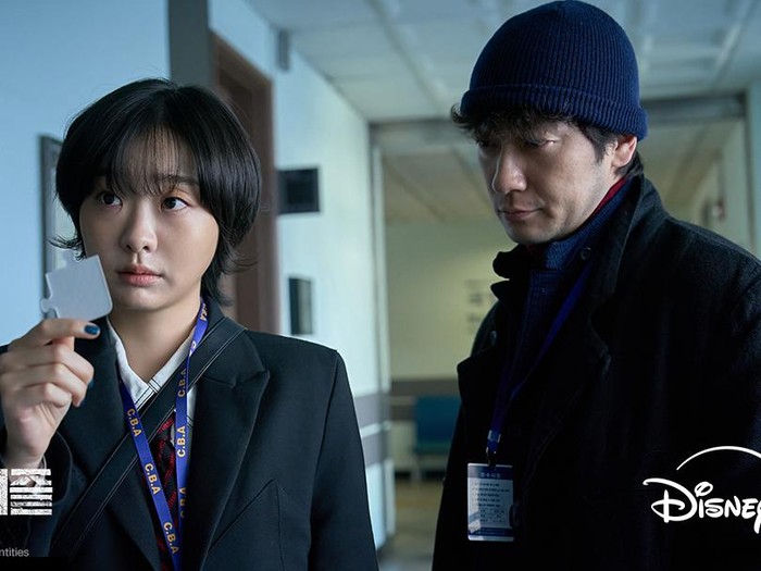 Nine Puzzles menjadi proyek comeback perdana Kim Da Mi di tahun 2025 yang telah tayang Mei lalu. Bersama dengan aktor Son Suk Ku, sang aktris memerankan karakter profiler bernama Yoon Yi Na.