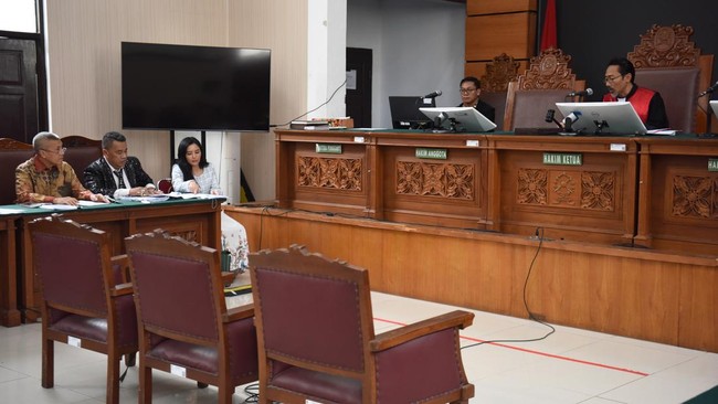 Hakim PN Jakarta Selatan menolak praperadilan Nadiem Makarim terkait dugaan korupsi pengadaan laptop. Proses hukum Kejaksaan Agung dinyatakan sah.