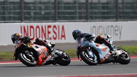 MotoGP -  Indonesian Grand Prix - Mandalika International Street Circuit, Mandalika, Indonesia - October 4, 2025 Red Bull KTM Factory Racing's Pedro Acosta and Trackhouse MotoGP Team's Raul Fernandez in action during the sprint race REUTERS/Willy Kur