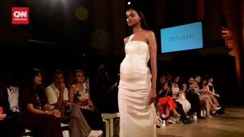 VIDEO: Sepatu Indonesia Berjalan di Runway London Fashion Week