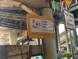 Melihat Tempat Khusus Memberi Makan Kucing di Halte Velbak Jaksel