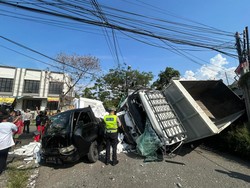 Truk Jatuh dari Tol Merak Timpa Kendaraan hingga Tukang Parkir