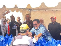 Rano Karno Gratiskan 2.000 Paket Sembako di Kampung Bandan Jakut
