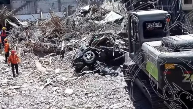 Sebuah mobil Mercedes-Benz berwarna hitam ditemukan di reruntuhan gedung Pondok Pesantren Al Khoziny, Buduran, Sidoarjo, Jawa Timur.
