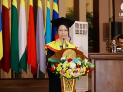 Kisah Alissa, Selesaikan S1-S2 dalam 4 Tahun di Unair dan Kampus Inggris
