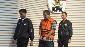 Mantan Dirut PT Perusahaan Gas Negara (PGN) periode 2008-2017 Hendi Prio Santoso (tengah) dikawal petugas usai dihadirkan dalam konferensi pers penahanan tersangka di Gedung Merah Putih KPK, Jakarta, Rabu (1/10/2025). KPK menahan Hendi Prio Santoso s