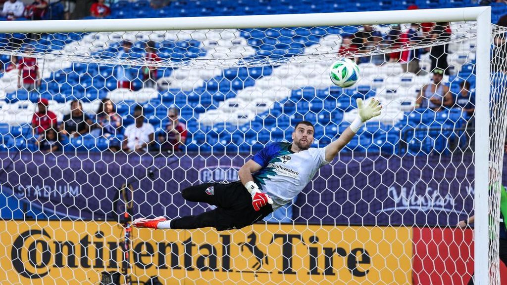 Jelang Debut Lawan NEC, Maarten Paes Diklaim Bakal Bersinar di Ajax