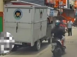 Mobil Boks Logo BGN Tabrak Motor Lawan Arah di Depok, Pemotor Luka-luka