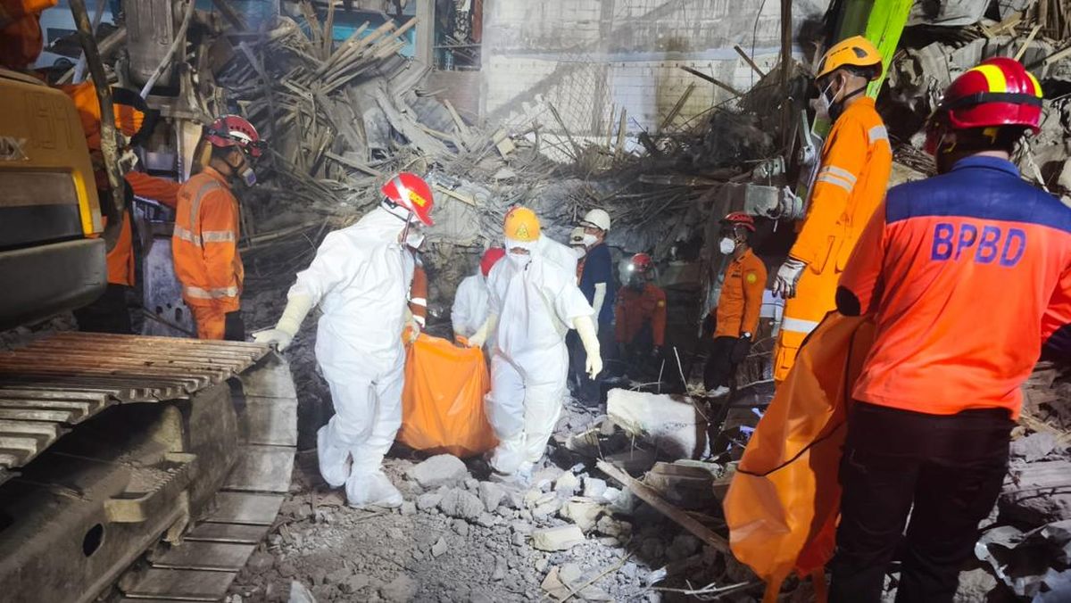 Korban Tewas Ponpes Ambruk Jadi 45 Orang, 2 Diantaranya Potongan Tubuh