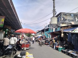 Nostalgia di Pasar Loak Jatinegara, Panas tapi Seru dan Padat