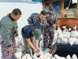 Lanal Babel Tangkap Kapal Penyelundup Pasar Timah, ABK Kabur Pakai Speedboat