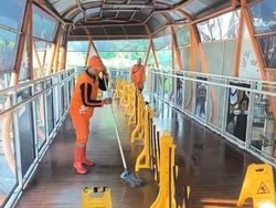 Pemkot Terjunkan Pasukan Oranye Bersihkan Kotoran Kucing di Skywalk Kebayoran