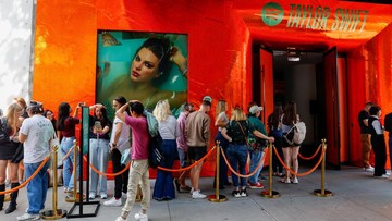 FOTO: The Life of Showgirl Rilis, Taylor Swift Ada di Mana-mana