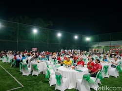 Unik! Pernikahan Bertema Liverpool di Lapangan Bola, Tamu Wajib Pakai Jersey