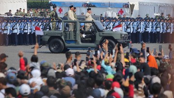 Prabowo Hadiri HUT TNI ke-80, Keliling Monas Sapa Warga Jelang Upacara