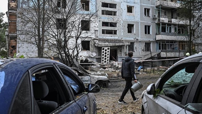 Drone Rusia Serang Ibu Kota Ukraina, 3 Orang Tewas Serangan drone Rusia di Kyiv menewaskan tiga orang dan melukai puluhan, termasuk anak-anak. Wali Kota Klitschko mengonfirmasi kerusakan pada gedung hunian.