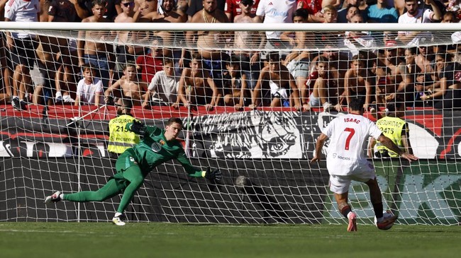 Sevilla berhasil mengalahkan Barcelona dengan skor telak 4-1 dalam laga Liga Spanyol di Stadion Ramon Sanchez Pizjuan, Minggu (10/5).
